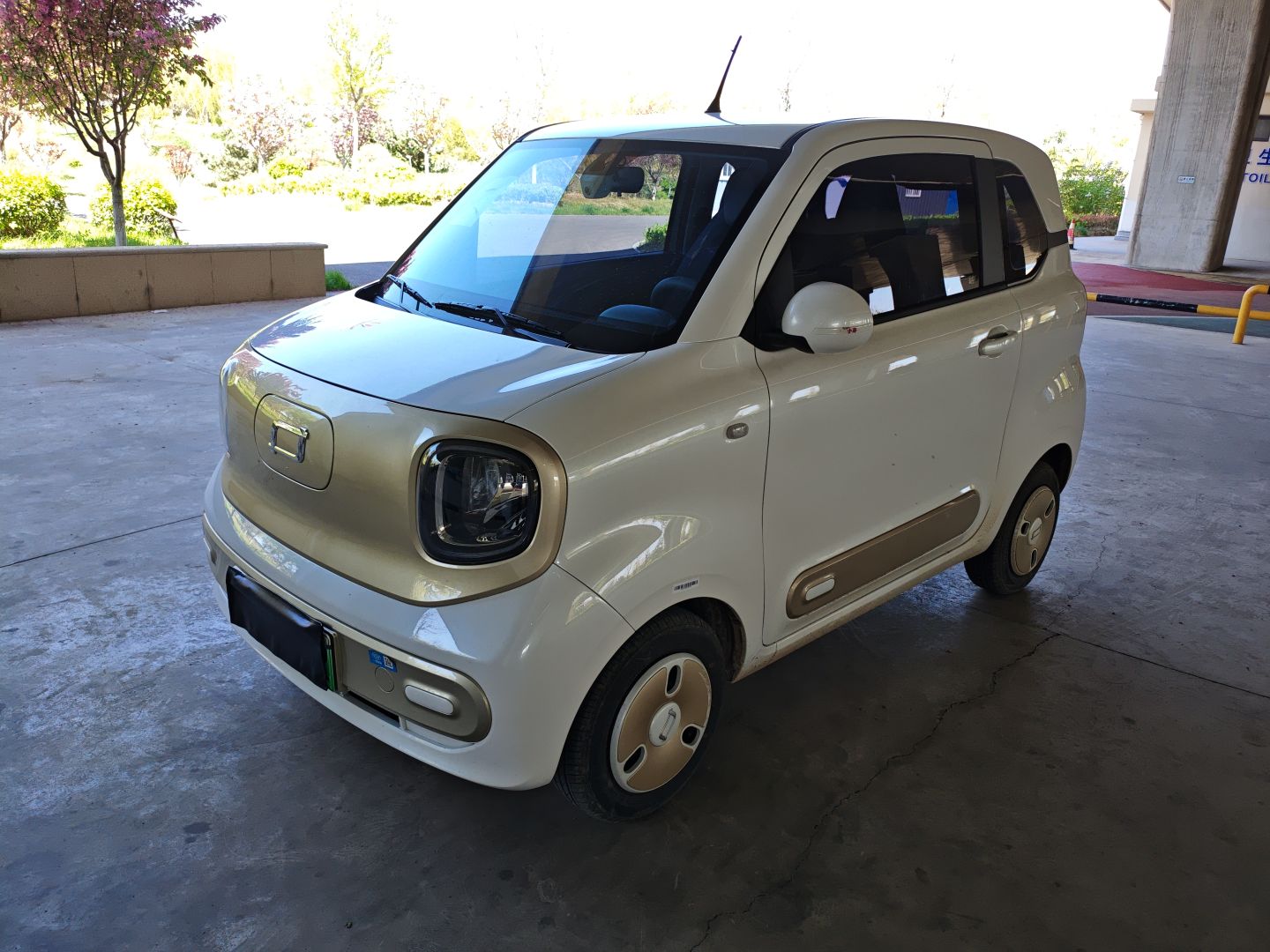 Под передней частью автомобиля