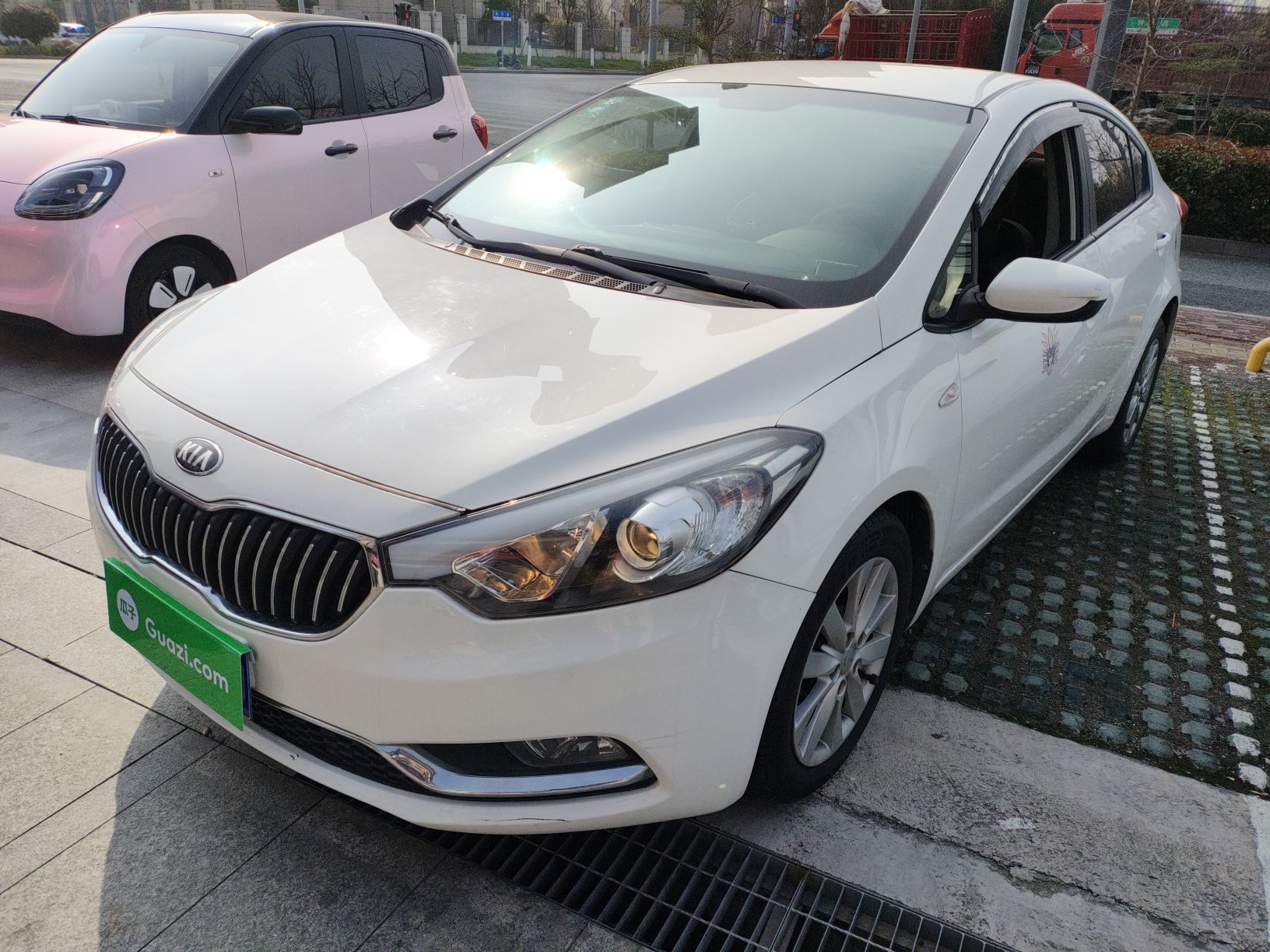 تحت مقدمة السيارة