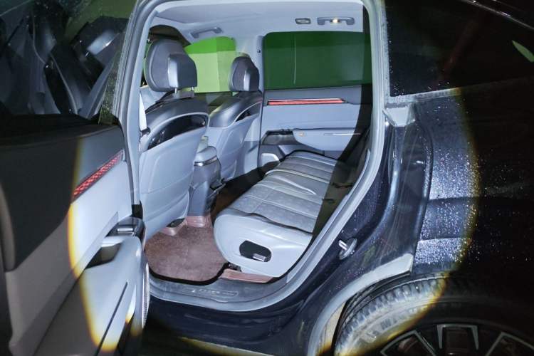 Used Zeekr 7X 2025 100 kWh Long-Range Rear-Wheel Drive with Intelligent Driving Features
