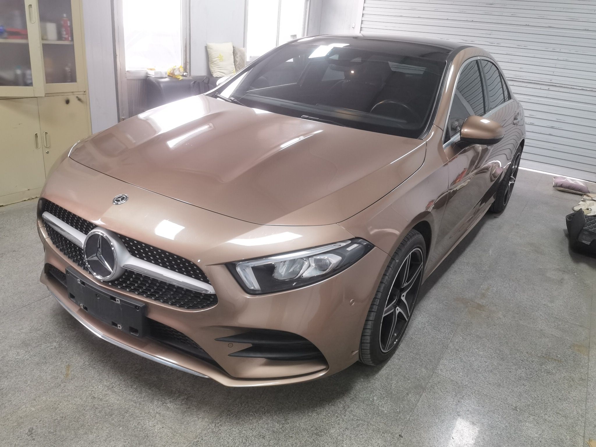 Под передней частью автомобиля