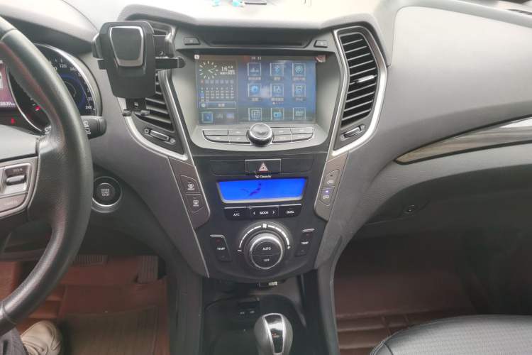 Used Hyundai Santa Fe 2013 2.4L Automatic Two-Wheel Drive Smart Version Audio And AC Panel