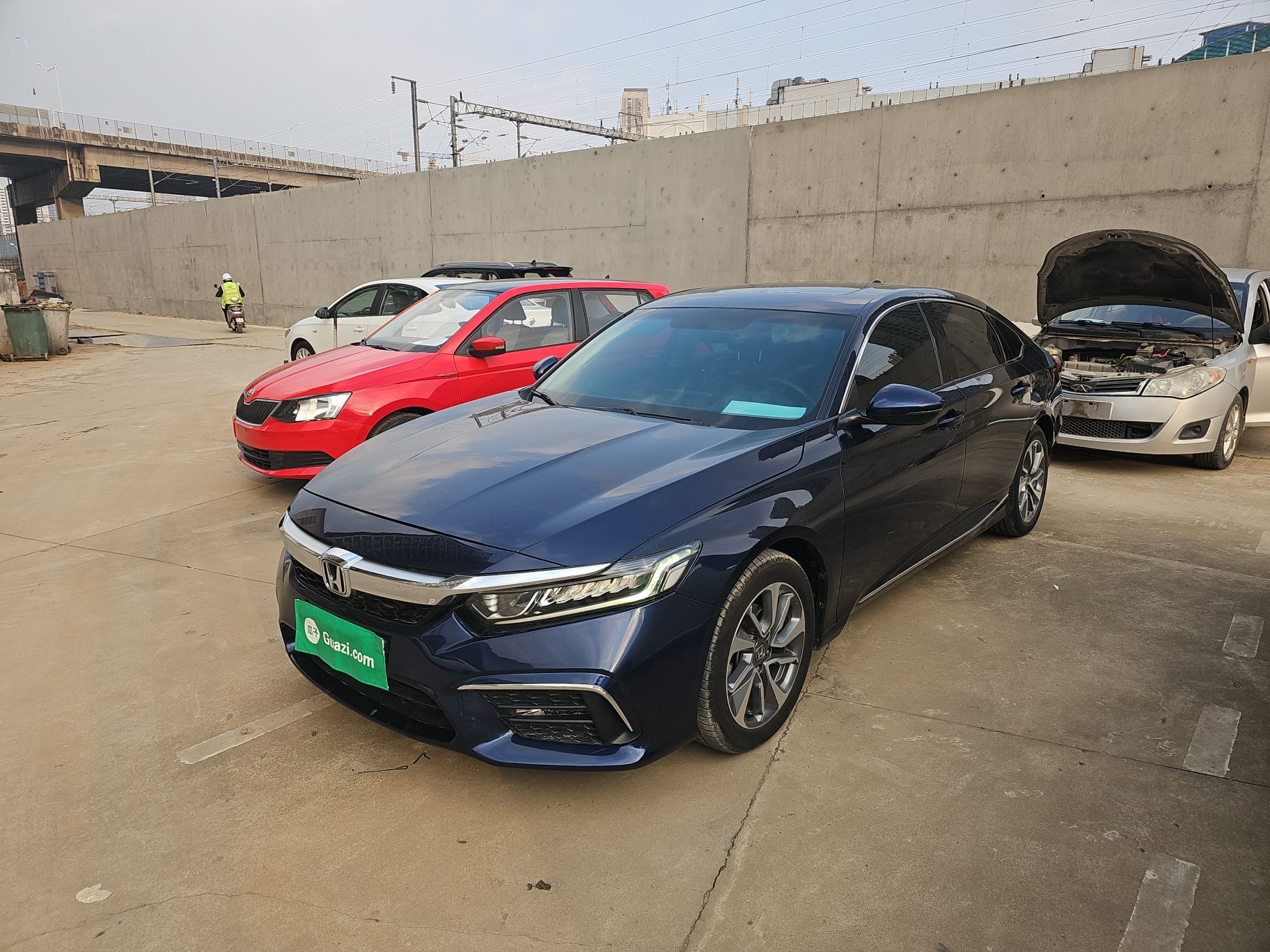 تحت مقدمة السيارة