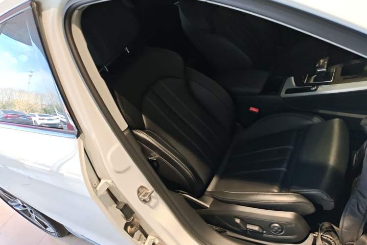 Used Audi A4L 2022 40 TFSI Luxury Dynamic Model Right Front Seat