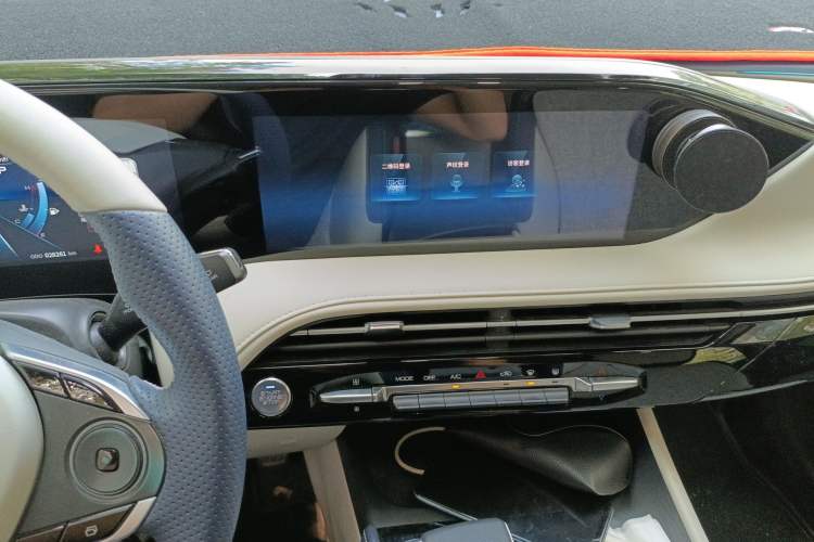 Used Dongfeng Aeolus Huge 2022 Mach Power 1.5T DareDrive Edition · Smart Audio And AC Panel