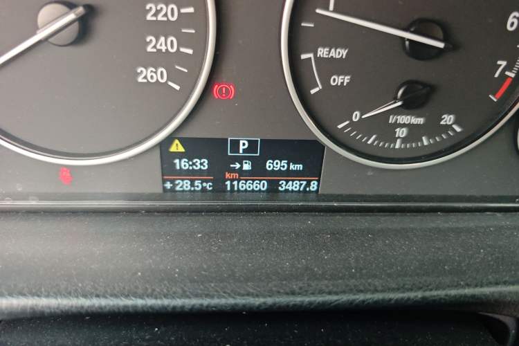 Used BMW 3 Series 2014 320Li Fashion Model Odometer Close Up