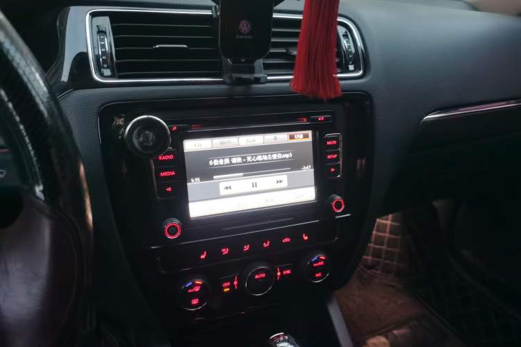 Used Volkswagen Sagitar 2015 230TSI Automatic Luxury Model Audio And AC Panel