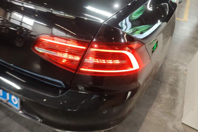 Used Volkswagen Magotan 2018 330TSI DSG Luxury Model Right Rear Taillight