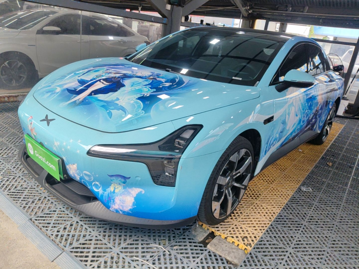 Под передней частью автомобиля