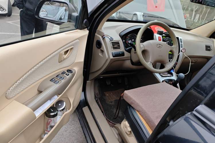 Used Hyundai Tucson 2009 2.0L Manual Two-Wheel Drive Fashion Edition Driver Seat