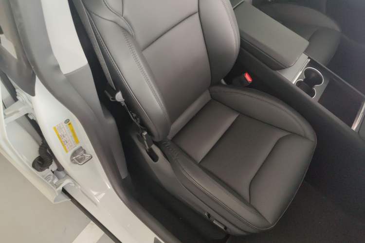 Used Tesla Model Y 2025 Long-Range All-Wheel-Drive Version
