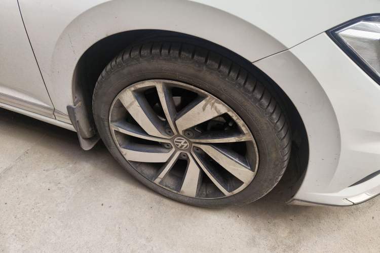 Used Volkswagen Sagitar 2021 280TSI DSG Excellence Edition Right Front Wheel Hub