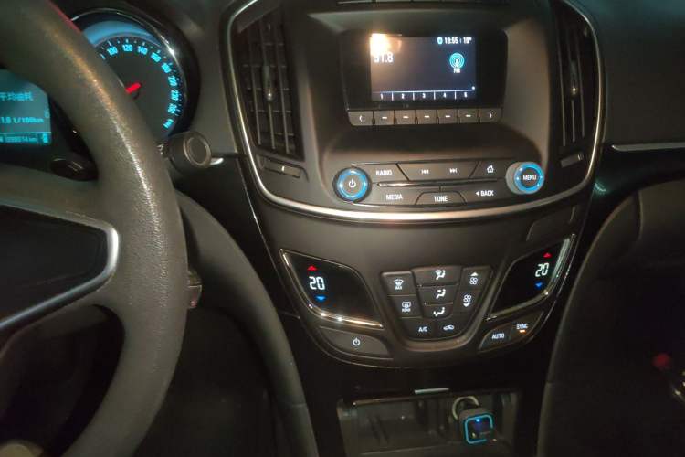 Used Buick Regal 2015 1.6T Leading Technology Model Audio And AC Panel
