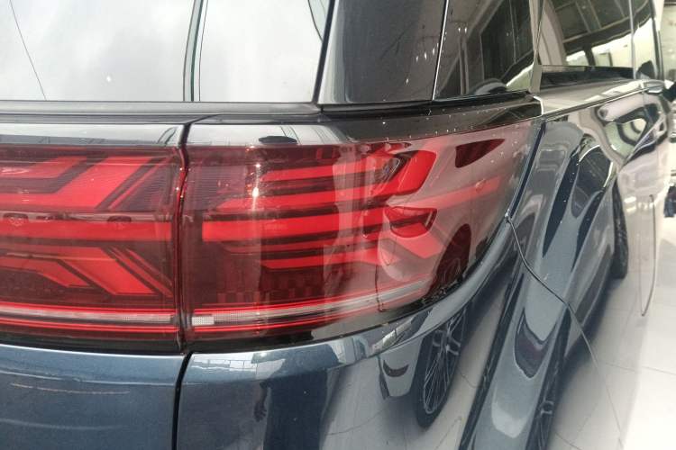 Used Denza D9 2024 DM-i 1050 Luxury Model
