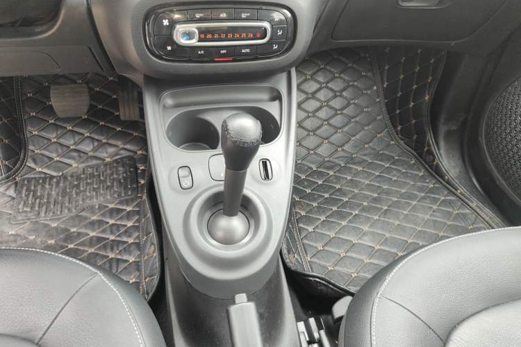 Used smart forfour 2016 0.9T 66 kW Pioneer Edition Gear Lever