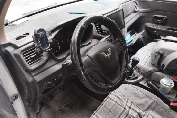 Used Wuling Hongguang V 2019 1.5L Jingqu Edition Sealed-Window Vehicle China VI LAR
