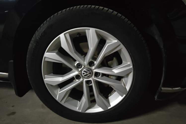 Used Volkswagen Magotan 2018 330TSI DSG Luxury Model Right Front Wheel Hub