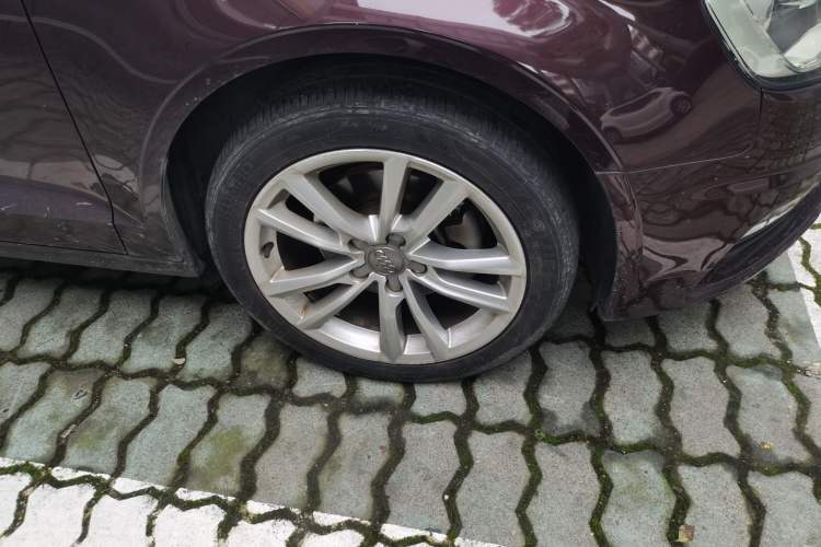 Used Audi A3 2015 Limousine 35 TFSI Millionth Anniversary Comfort Model Right Front Wheel Hub