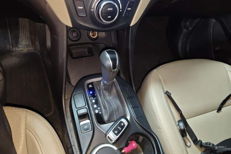 Used Hyundai Santa Fe 2013 2.4L Automatic Two-Wheel Drive Smart Version Gear Lever