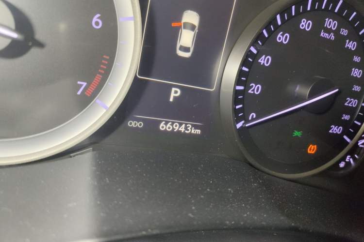 Used Lexus ES 2015 200 Elite Edition Odometer Close Up