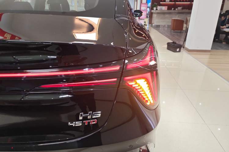 Used Hongqi H6 2024 2.0T ZhiShang Version Right Rear Taillight