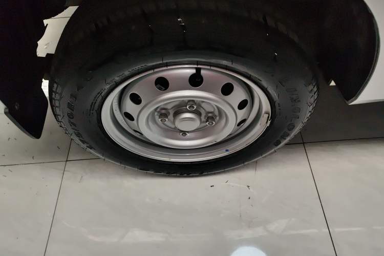 Used Wuling Hongguang V 2022 1.5L Jingqu Edition Enclosed-Window Vehicle with Hydraulic Power Steering LAR