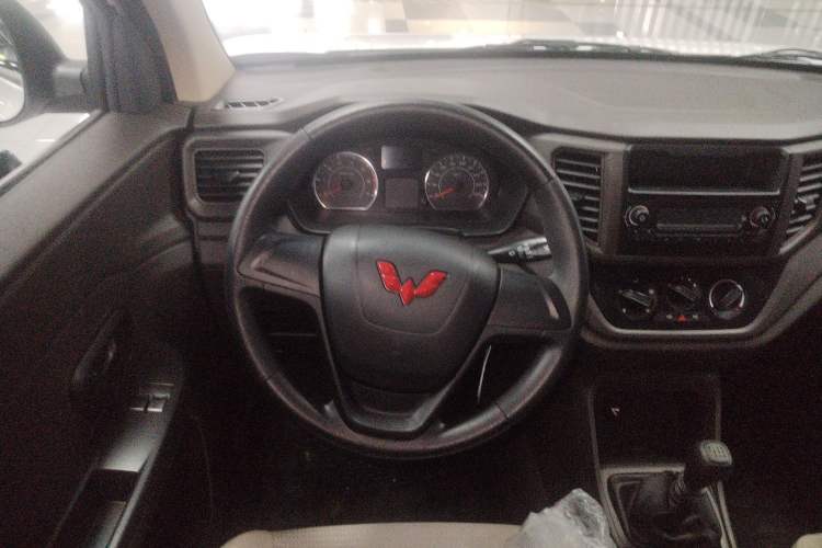 Used Wuling Hongguang V 2022 1.5L Jingqu Edition Electric-Assist LAR Steering Wheel