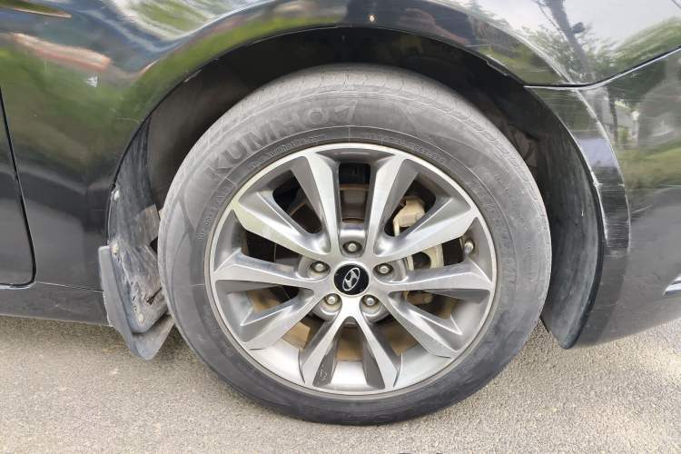 Used Hyundai Sonata 2013 2.0L Automatic Prestige Edition Right Front Wheel Hub
