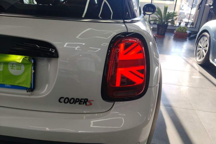 Used MINI MINI 2023 Updated 2.0T COOPER S Artist