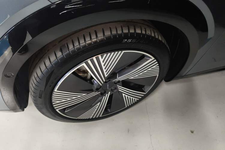 Used Lynk & Co 08 EM-P 2025 220 km All-Wheel-Drive Performance Halo
