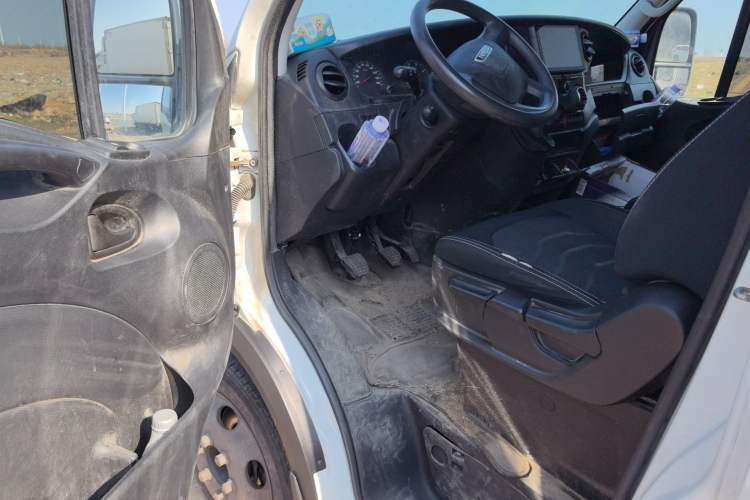 Used Iveco Eurocargo 2021 2.0T Manual - Yunrui Long Wheelbase Short Overhang High Roof Manual Doors – F1A Driver Seat