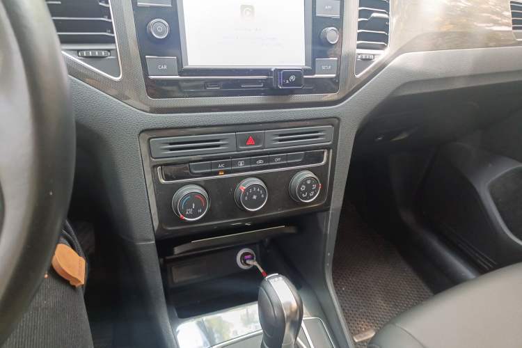 Used Volkswagen Golf Sportsvan 2018 230TSI Automatic Trend Edition Audio And AC Panel