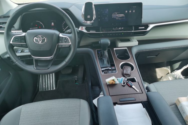 Used Toyota SIENNA 2026 Model 2.5L Dual-Engine Two-Wheel-Drive Comfort Edition Center Console