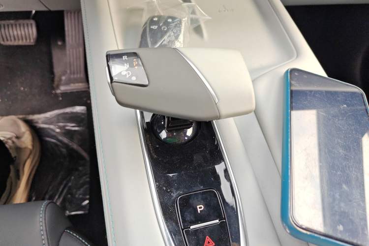 Used Changan UNI-Z New Energy 2024 Blue Whale Smart Electric iDD 125km Beyond Edition