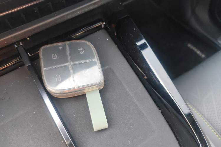 Used Lynk & Co 08 EM-P 2025 220 km All-Wheel-Drive Performance Halo Vehicle Key