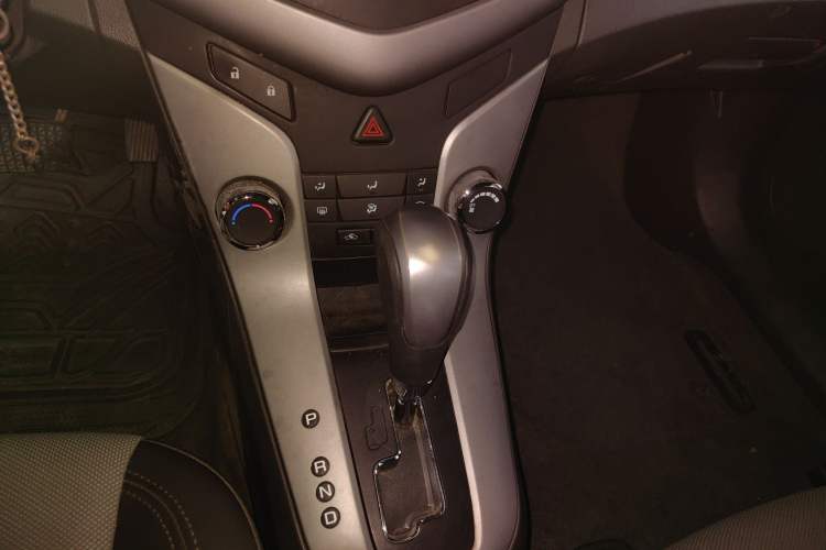 Used Chevrolet Cruze 2013 1.8L SE AT Gear Lever