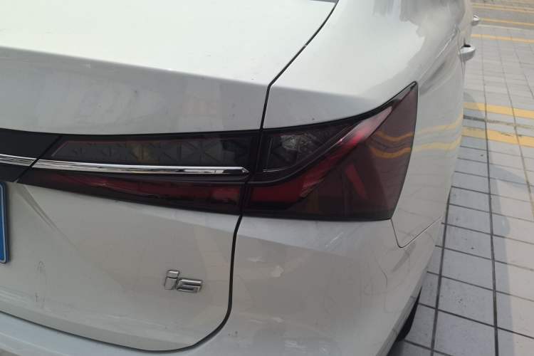 Used Roewe i5 2026 Model 1.5L Manual Comfort Version Right Rear Taillight