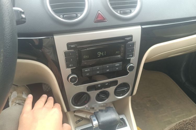 Used Volkswagen Lavida 2011 1.6L Automatic Premium Edition Audio And AC Panel