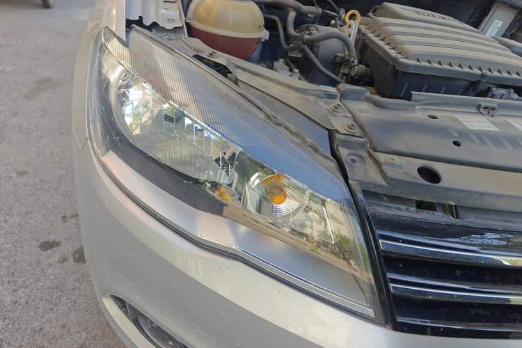 Used Volkswagen Jetta 2015 Value Edition 1.6L Automatic Comfort Version Right Front Headlight