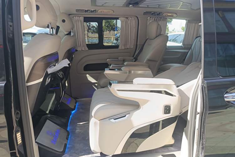 Used Mercedes-Benz Vito 2023 2.0T Elite Version 7 Seats Left Rear Seat