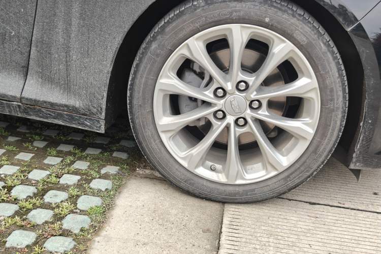 Used Cadillac CT5 2021 Revised 28T Luxury Version Right Front Wheel Hub