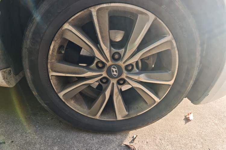 Used Hyundai Sonata 2015 Classic 2.0L Automatic Luxury Edition Right Front Wheel Hub