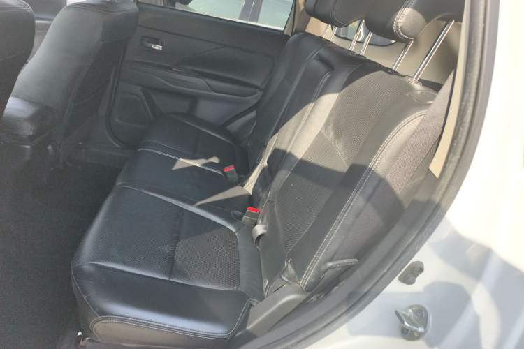 Used Mitsubishi Outlander 2013 2.4L 4x4 Luxury Navigation Edition 5 Seats Left Rear Seat
