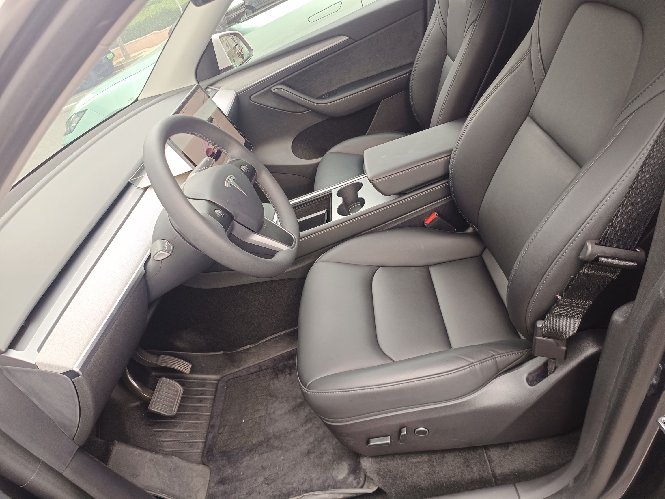 Переднее сиденье в автомобиле