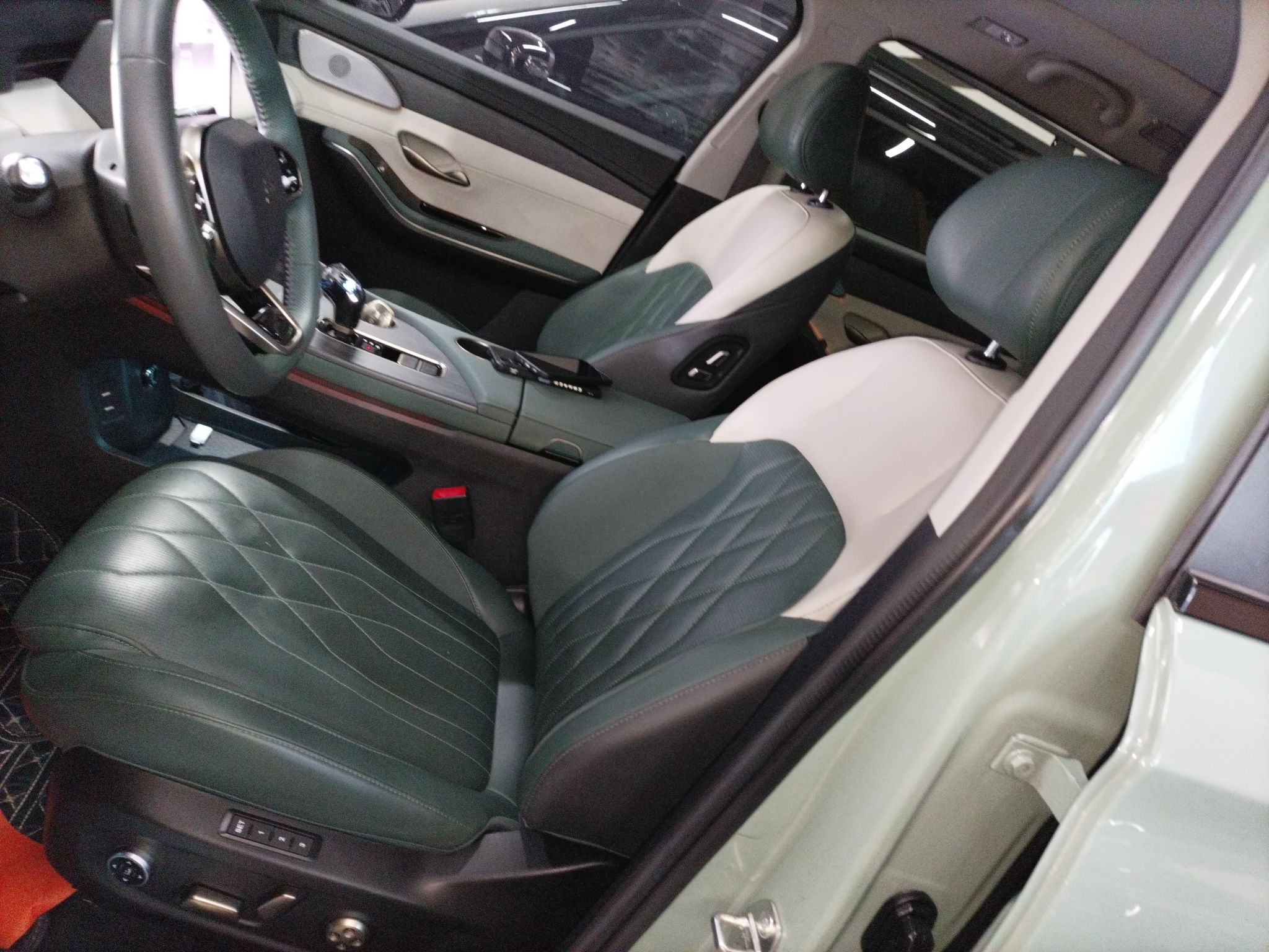 Переднее сиденье в автомобиле