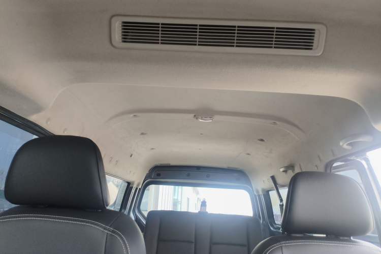 Used Jinbei Gold Hiace 2021 1.5L Passenger Van Travel Lion 6-Seater Headliner