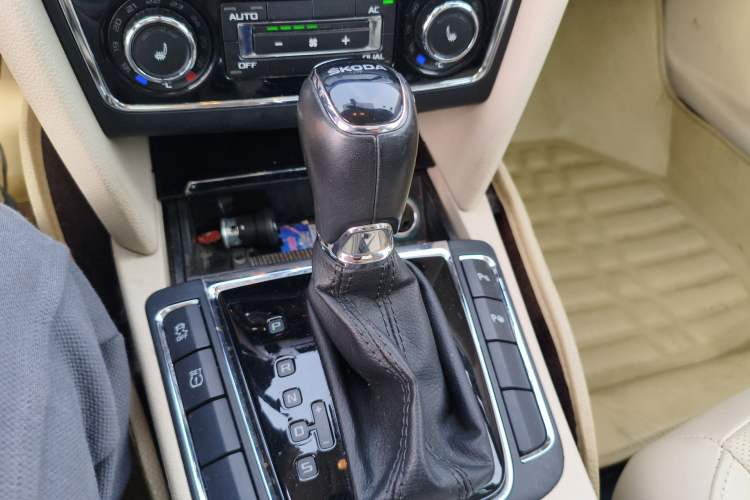 Used Skoda Superb 2013 1.8TSI Automatic Yashi Edition Gear Lever