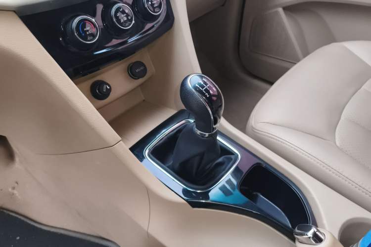 Used Baojun 730 2016 1.5L Manual Comfort Version 7 Seats China V Emission Standard Gear Lever