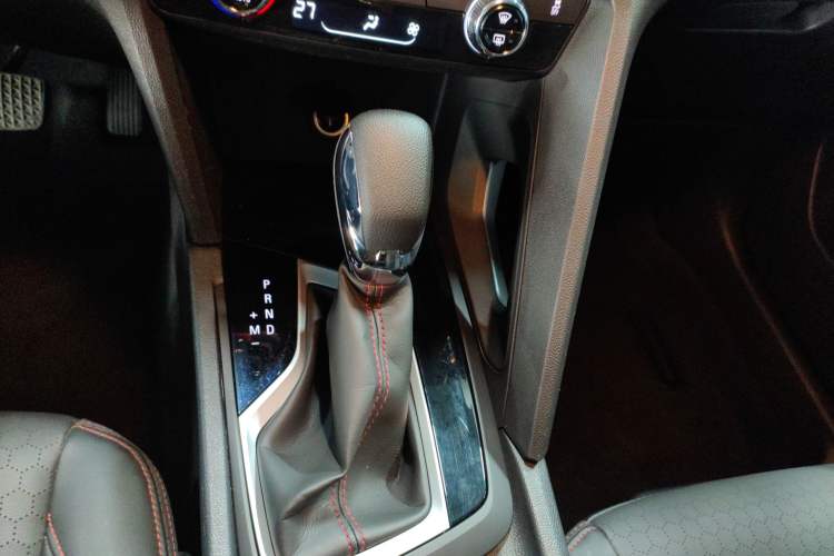 Used Chevrolet Orlando 2020 Light Hybrid Redline 530T Automatic Enjoyment Edition (5+2 Models) Gear Lever