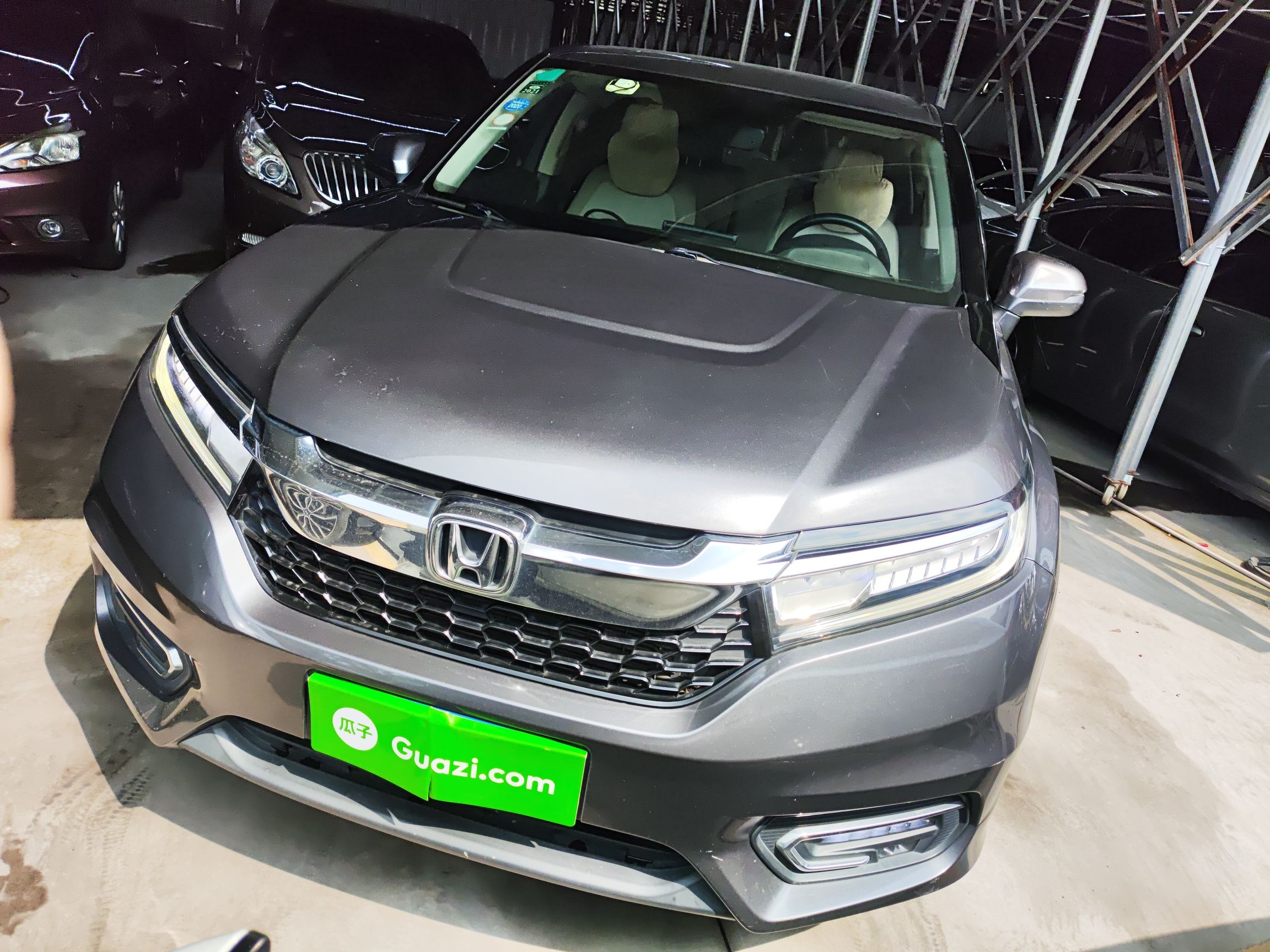 تحت مقدمة السيارة