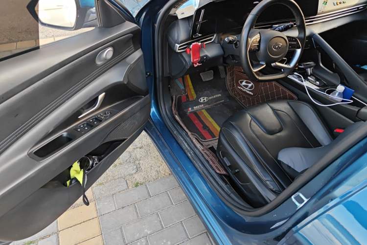 Used Hyundai Elantra 2022 1.5L CVT LUX Prestige Edition Driver Seat